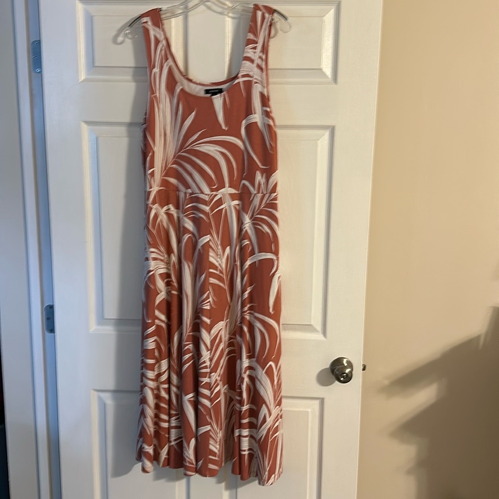 ALFANI CORAL PALM SLEEVELESS MIDI DRESS
EXCELLENT CONDITION 
WORN ONCE